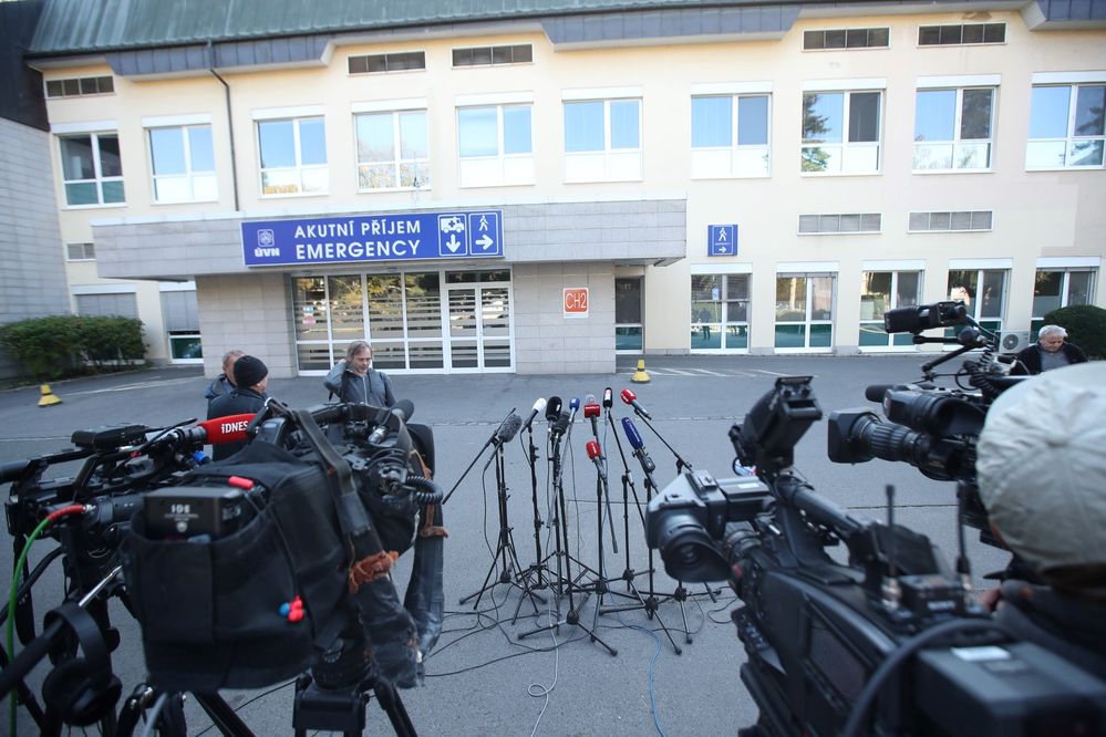 Prezidenta Miloše Zemana odvezla sanitka do Ústřední vojenské nemocnice (10.10.2021)