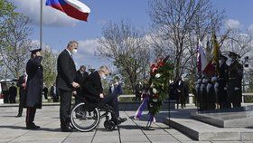 Politici v čele se Zemanem si připomněli na Vítkově výročí konce války. ApPrezident vstal z vozíku