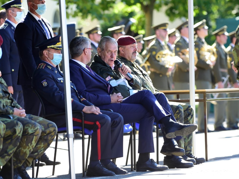 Prezident Miloš Zeman 6. října 2020 v kasárnách Prostějov při slavnostním nástupu 53. pluku průzkumu a elektronického boje