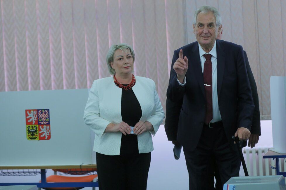 Prezident Miloš Zeman a jeho manželka Ivana u voleb (5. 10. 2018)