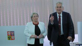 Prezident Miloš Zeman a jeho manželka Ivana u voleb (5. 10. 2018)