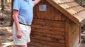 Vladimír Mertlík: Hamáčkovy mrazáky v ulicích. Komouši jako pohřební služba. Poslední tygr Zeman Vladimír Mertlík: Hamáčkovy mrazáky v ulicích. Komouši jako pohřební služba. Poslední tygr Zeman