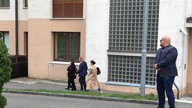Prezidenta Miloše Zemana v Ústřední vojenské nemocnici navštívily manželka Ivana s dcerou Kateřinou (20. 9. 2021)