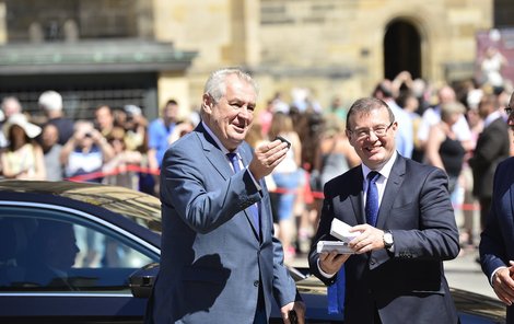 Prezident Miloš Zeman včera převzal nový superb od Luboše Vlčka, šéfa Škody Auto.