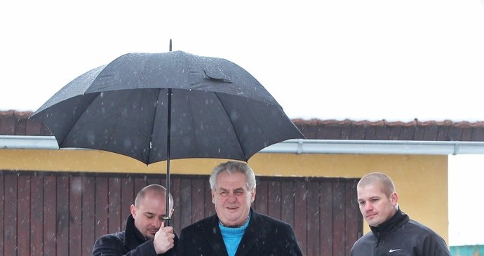Miloš Zeman si minulý týden podpírán ochrankou vyrazil na nákup. Košík s potravinami však strážcům nesvěřil a nesl si ho sám