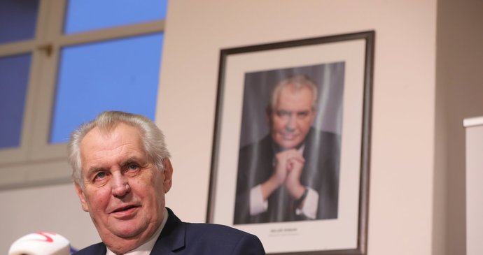 Prezident Miloš Zeman přijme příští středu demisi vlády.