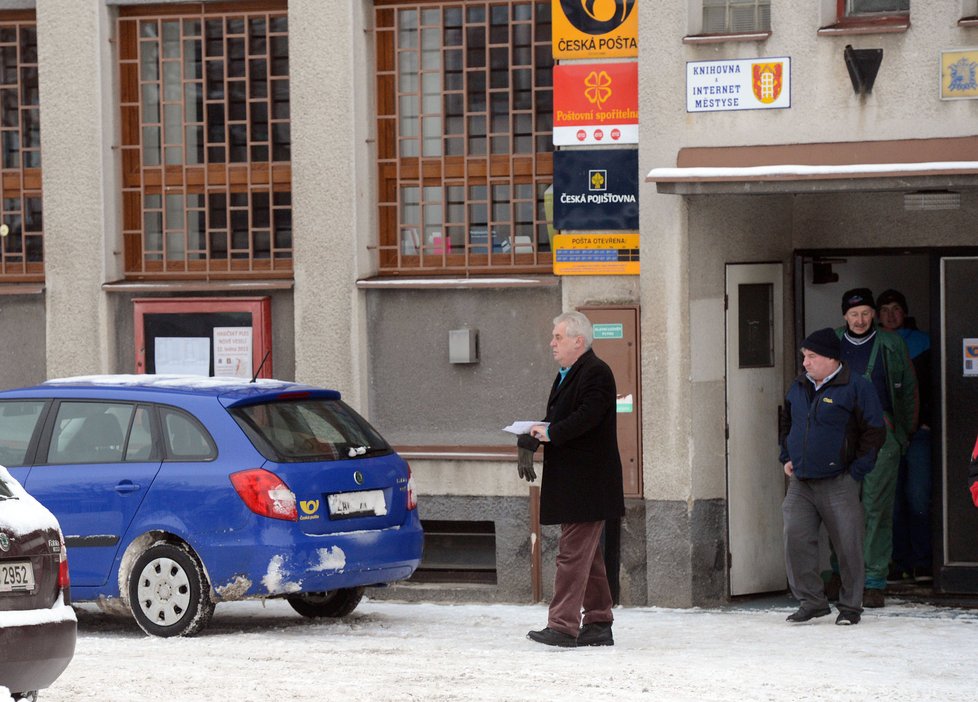 Miloš Zeman se rozhlíží před budovou tamní pošty (15.1.2013)