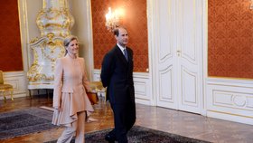 Princ Edward s manželkou přichází na setkání s Milošem Zemanem