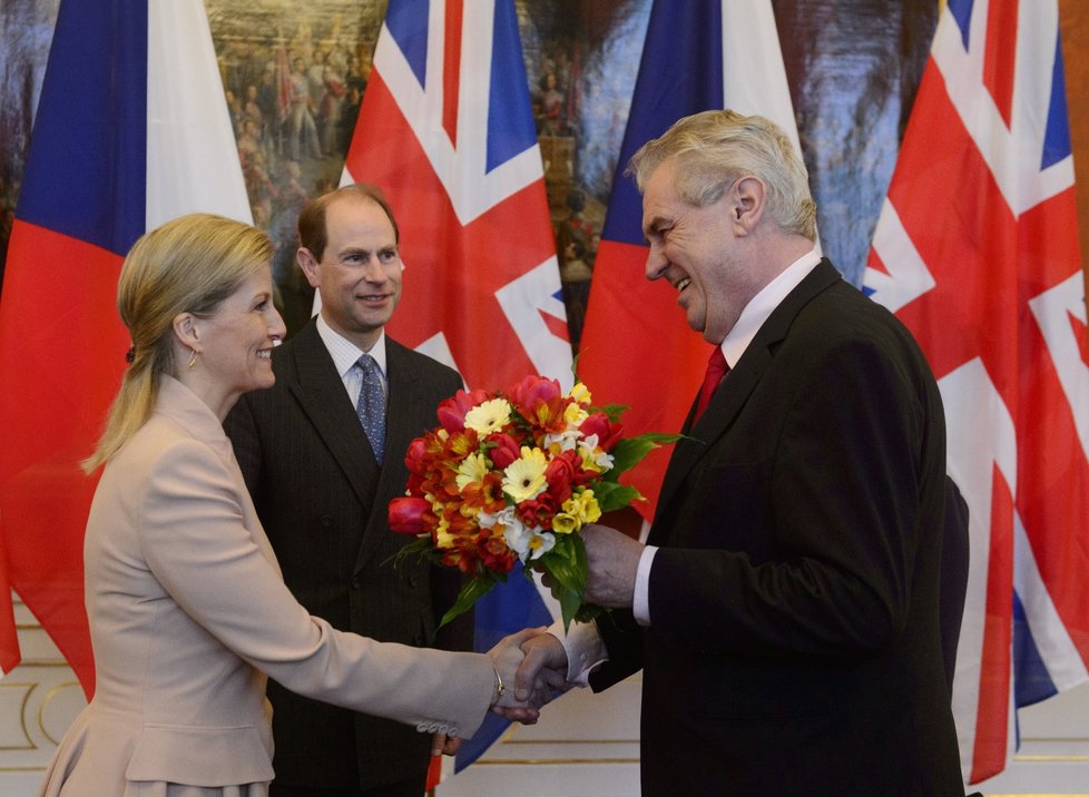 Prezident Miloš Zeman se 12. března na Pražském hradě sešel s princem Edwardem, nejmladším synem britské královny Alžběty II., a jeho manželkou Sophií (vlevo).