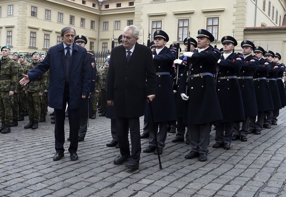 Prezident Miloš Zeman a ministr obrany Martin Stropnický na slavnostní přísaze vojáků