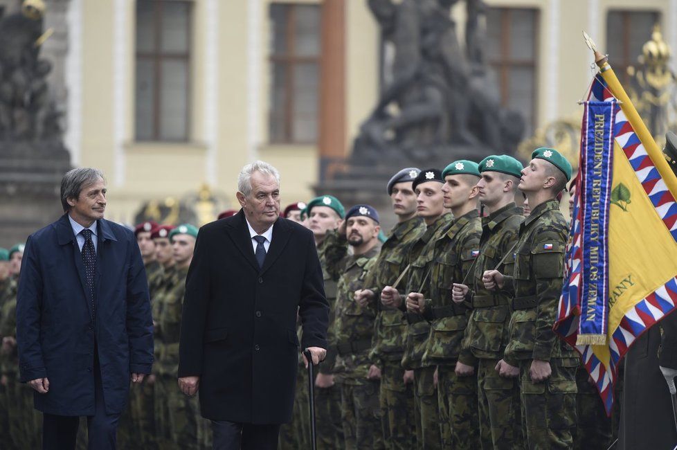 Prezident Miloš Zeman a ministr obrany Martin Stropnický na slavnostní přísaze vojáků