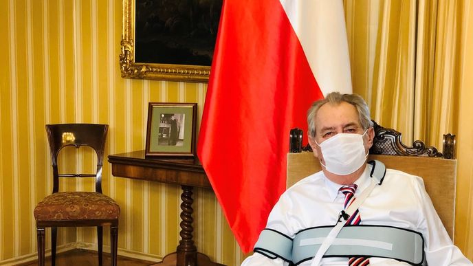 Miloš Zeman pronesl z Lán 16. října projev k opatřením proti koronaviru. Podpořil vládu a vyzval k tvrdším pokutám kvůli ignorování nařízení nosit roušky (16. 10. 2020)