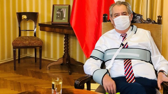 Miloš Zeman pronesl z Lán 16. října projev k opatřením proti koronaviru. Podpořil vládu a vyzval k tvrdším pokutám kvůli ignorování nařízení nosit roušky (16. 10. 2020) Miloš Zeman pronesl z Lán 16. října projev k opatřením proti koronaviru. Podpořil vládu a vyzval k tvrdším pokutám kvůli ignorování nařízení nosit roušky (16. 10. 2020)