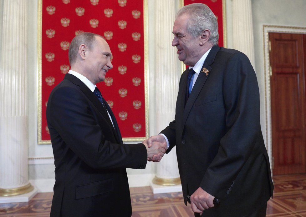 Miloš Zeman si potřásá rukou s Vladimirem Putinem.