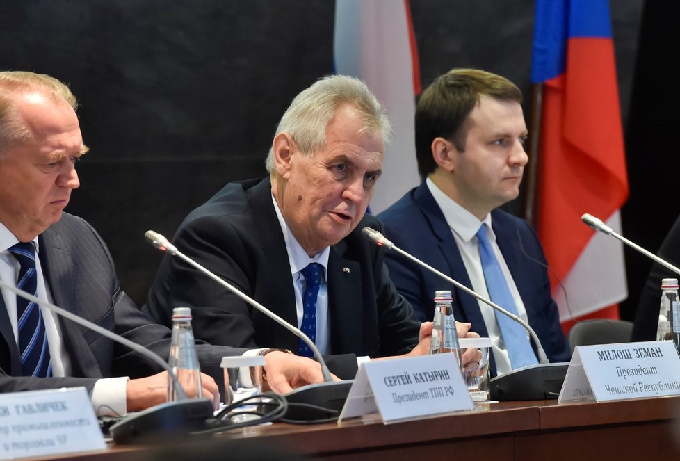 Miloš Zeman se v Rusku setkal s Vladimirem Putinem a účastnil se také rusko-českého ekonomického fóra, kde kritizoval Rusko za článek o okupaci Československa.