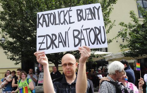 Budoucí profesor Martin C. Putna nese transparent na Prague Pride.