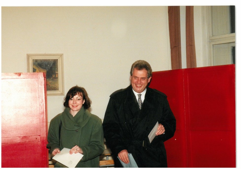 Miloš Zeman se svou rodinu. Na snímcích žena Ivana i dcera Kateřina, než se stala mladou dámou.