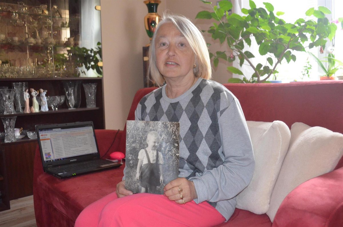 Lenka Pinterová s fotkou Miloše Zemana, když mu bylo pět let. Našla ji na půdě.
