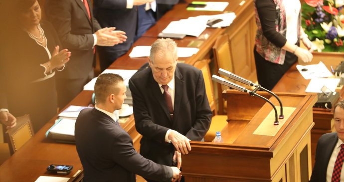 Ve Sněmovně musel prezident Miloš Zeman zdolat také jeden schod, který vede od řečnického pultíku. (23. 10. 2019)