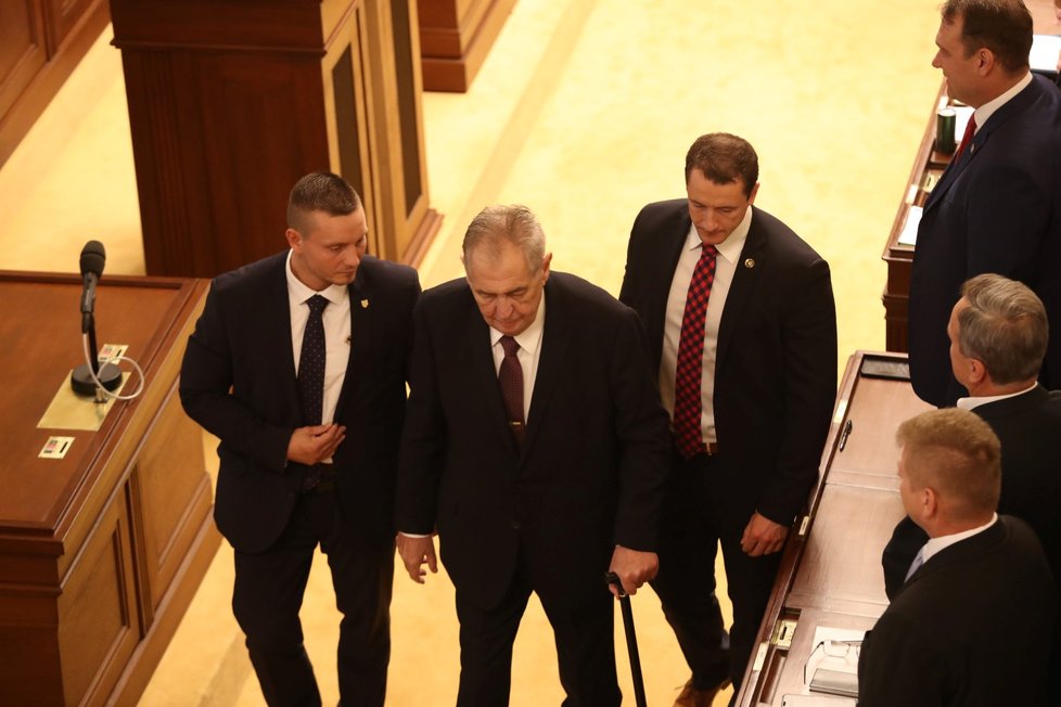 Ve Sněmovně musel prezident Miloš Zeman zdolat také jeden schod, který vede od řečnického pultíku. (23. 10. 2019)