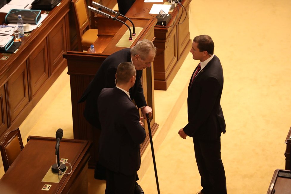 Ve Sněmovně musel prezident Miloš Zeman zdolat také jeden schod, který vede od řečnického pultíku. (23. 10. 2019)