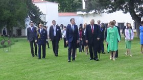 Miloš Zeman s princeznou Markétou a mnoha významnými osobnosti na procházce v Rumunsku.