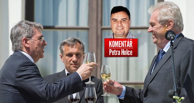 Prezident Miloš Zeman při přípitku s velvyslancem na ruské ambasádě a komentátor Petr Holec