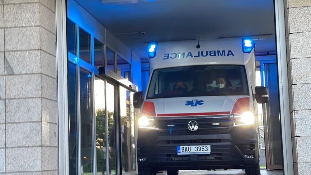 Příjezd sanitky s prezidentem Zemanem do Ústřední vojenské nemocnice.