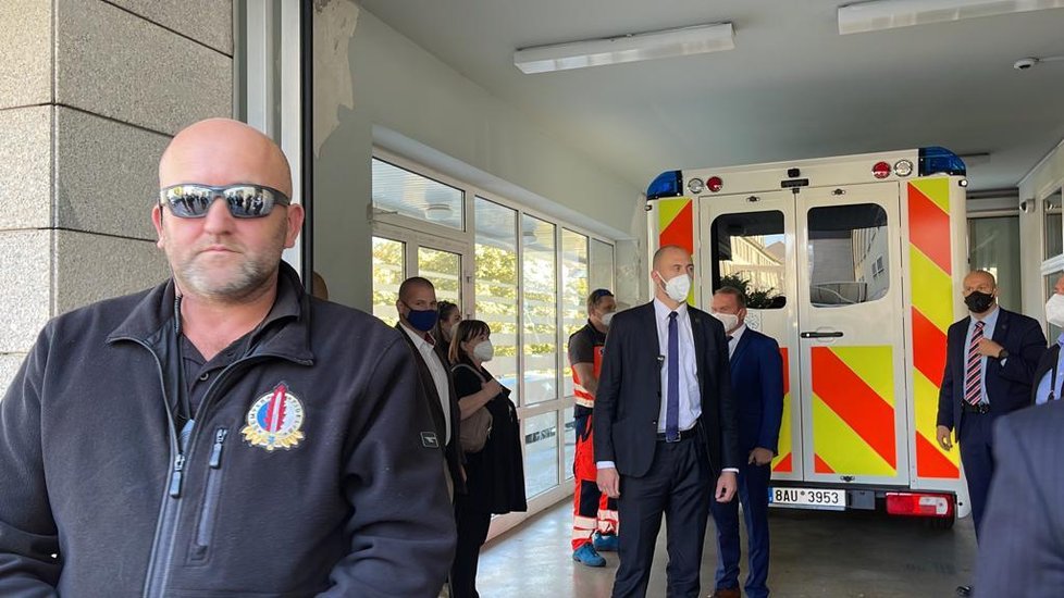 Příjezd sanitky s prezidentem Zemanem do Ústřední vojenské nemocnice.