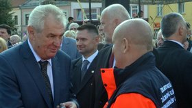 Prezident Zeman předává klíčky od nové sanitky jednomu ze záchranářů.