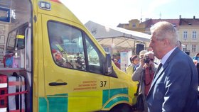 Miloš Zeman si jde prohlédnout jednu ze sedmnácti nových sanitek, které předal ve Vyškově jihomoravským záchranářům.