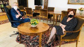 Miloš Zeman přivítal ve své pracovně ministryni financí Alenu Schillerovou. (28.4.2021)
