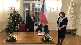 Prezident Miloš Zeman podepsal daňový balíček, ministryně financí Alena Schillerová (za ANO) byla u toho (19. 12. 2019)