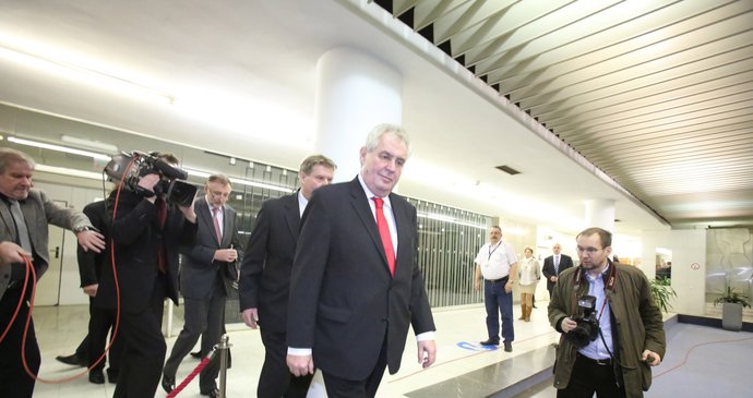 Miloš Zeman majestátně kráčí po chodbách České televize...