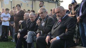 Miloš Zeman a Karel Schwarzenberg zapálili společně v Lánech Masarykovu vatru. První československý prezident zemřel přesně před 82 lety. (14. 9. 2019)