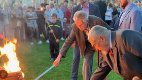 Miloš Zeman a Karel Schwarzenberg zapálili společně v Lánech Masarykovu vatru. První československý prezident zemřel přesně před 82 lety. (14. 9. 2019)