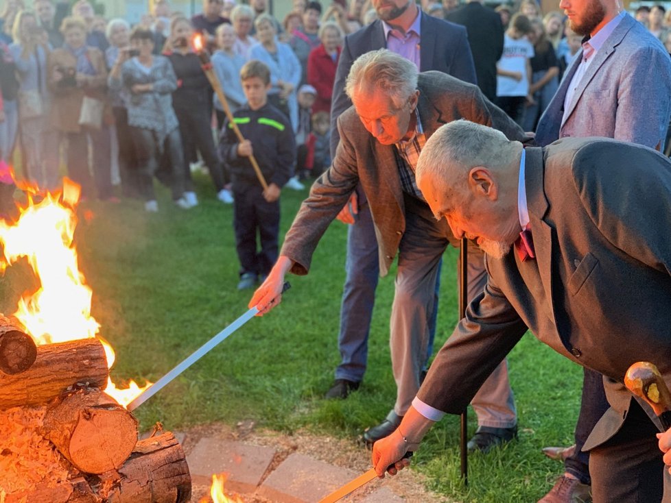 Miloš Zeman a Karel Schwarzenberg zapálili společně v Lánech Masarykovu vatru. První československý prezident zemřel přesně před 82. lety. (14. 9. 2019)