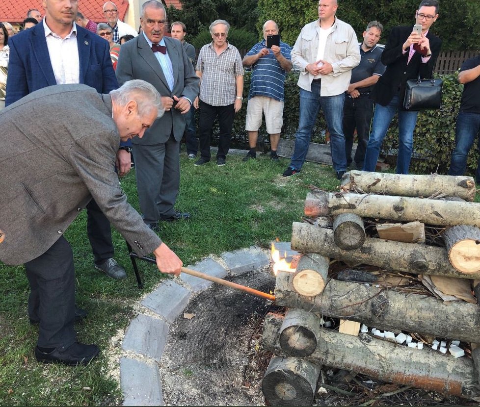 Miloš Zeman zapaluje Masarykovu vatru, Lány, 8. 9. 2018.