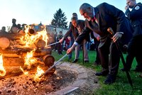 Zeman se Schwarzenbergem o holi a ve zdravotních botách. V Lánech zapálili Masarykovu vatru