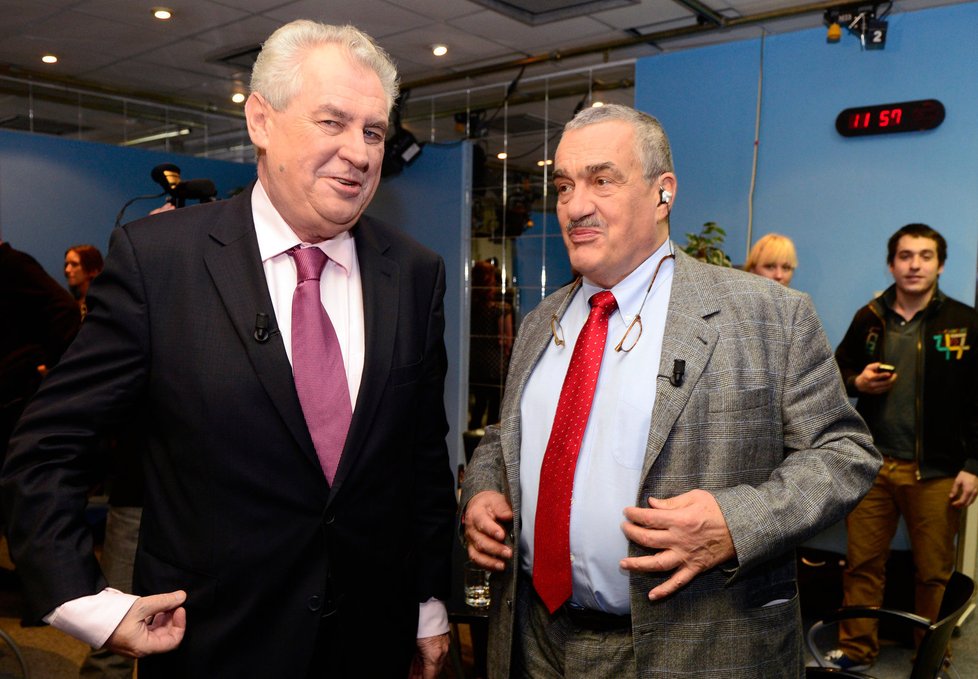 V jednu chvíli se sešli kandidáti na Hrad Miloš Zeman a Karel Schwarzenberg v rudých kravatách oba.