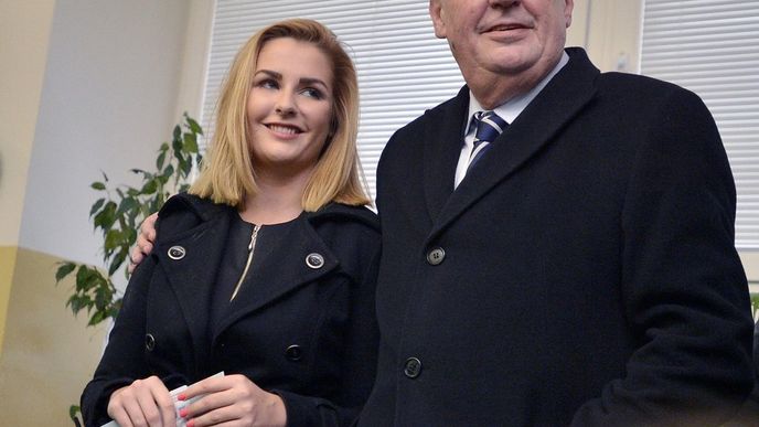 Zeman se svou dcerou Kateřinou, která účinkovala v jeho volebním spotu Zeman se svou dcerou Kateřinou, která účinkovala v jeho volebním spotu