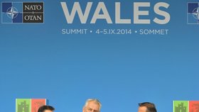 Dvoudenní Summit NATO, který končí dnes, soustředil vrcholné světové i evropské politiky včetně amerického prezidenta Baracka Obamy, německé kancléřky Angely Merkelové a také české hlavy státu Miloše Zemana.