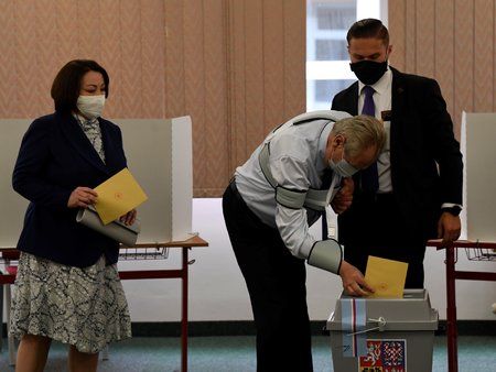 Ivana Zemanová během senátních voleb po boku manžela (2. 10. 2020)