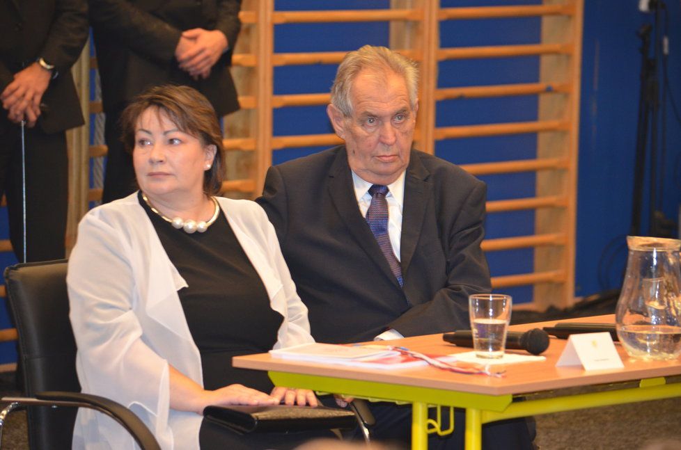 Prezident Miloš Zeman a jeho první dáma Ivana Zemanová přáli dětem schopnost se ptát.
