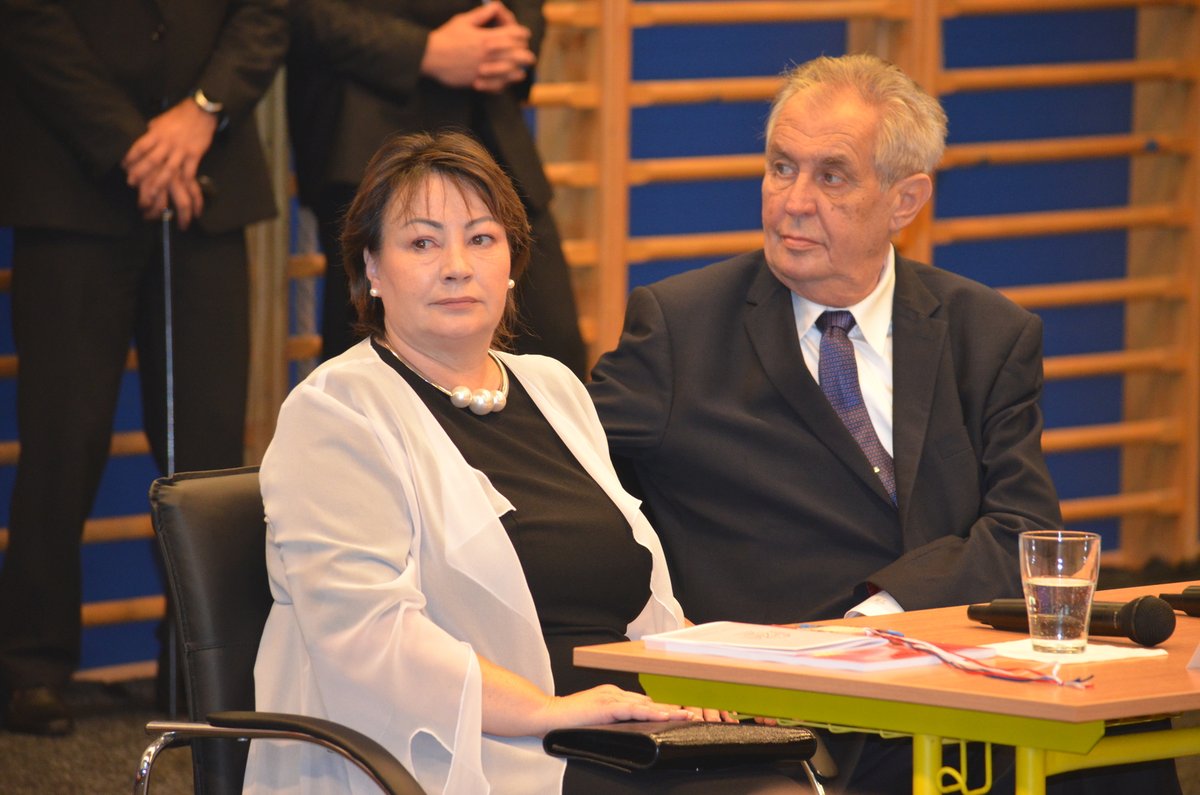 Prezident Miloš Zeman a jeho první dáma Ivana Zemanová přáli dětem schopnost se ptát.