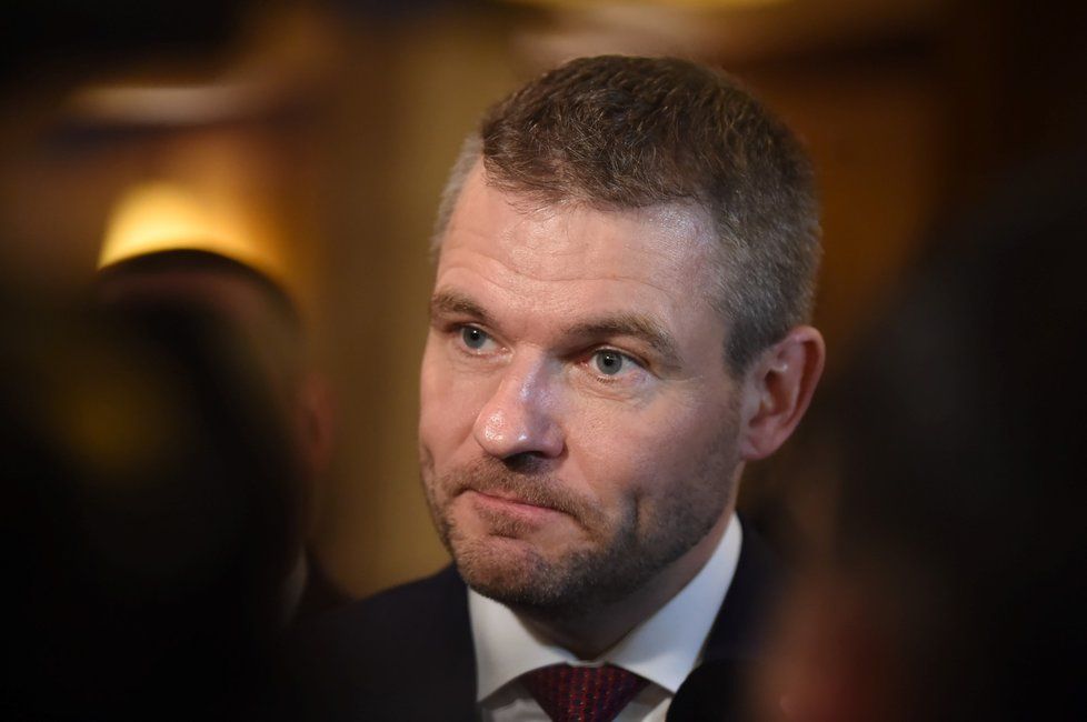 Slovenský premiér Peter Pellegrini hovoří s novináři po setkání s českým prezidentem Milošem Zemanem 5. dubna 2018 ve Vysokých Tatrách-Štrbském Plese.