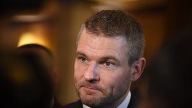 Slovenský premiér Peter Pellegrini hovoří s novináři po setkání s českým prezidentem Milošem Zemanem 5. dubna 2018 ve Vysokých Tatrách-Štrbském Plese.