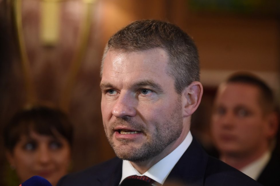 Slovenský premiér Peter Pellegrini hovoří s novináři po setkání s českým prezidentem Milošem Zemanem 5. dubna 2018 ve Vysokých Tatrách – Štrbském Plese.