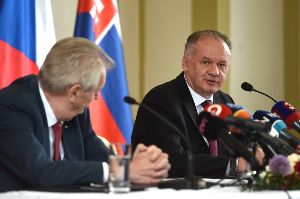 Prezident Miloš Zeman  vystoupil 5. dubna 2018 při návštěvě Slovenska na Štrbském Plese ve Vysokých Tatrách na tiskové konferenci se svým slovenským kolegou Andrejem Kiskou (druhý zleva). Jde o první zahraniční cestu během Zemanova druhého prezidentského mandátu.