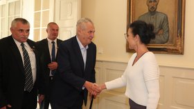 Prezident Miloš Zeman v Lánech s generální ředitelkou Czech News Center Libuší Šmuclerovou (24. 6. 2018)